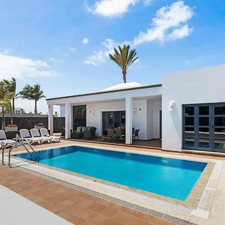 Villa Sleeps 6 With Pool Private & Sauna *