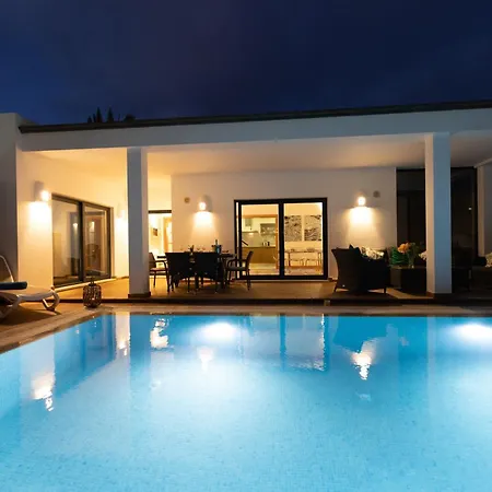 Villa Sleeps 6 With Pool Private & Sauna *