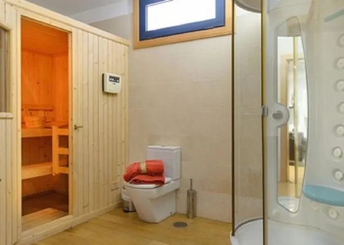 Sleeps 6 With Sauna Villa *
