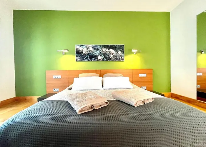 Sleeps 6 With Sauna Villa *